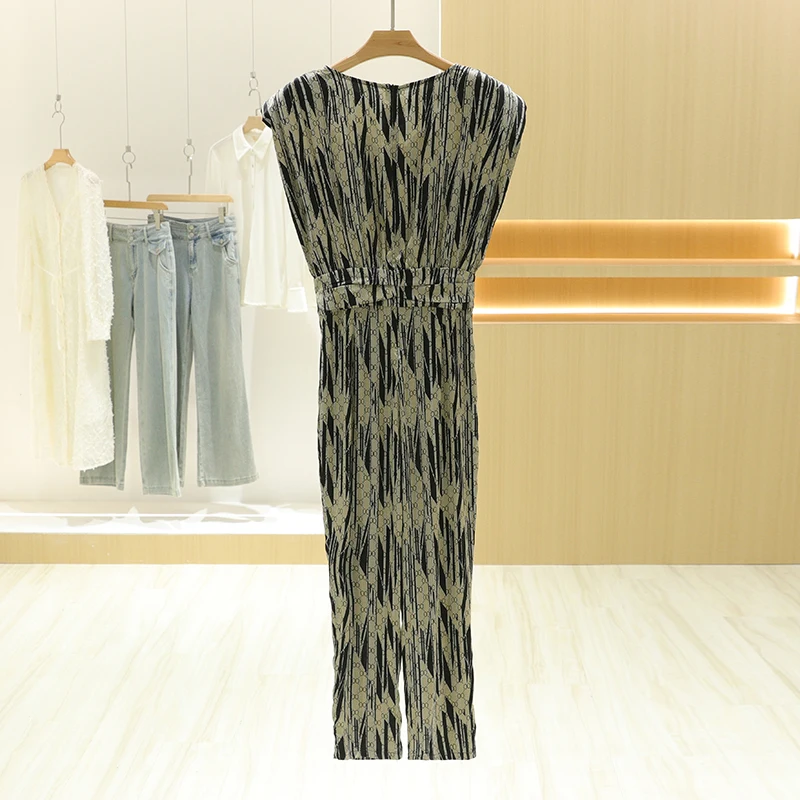 Damski kombinezon casualowy z okrągłym dekoltem, nadrukiem, dopasowanym krojem, wysokim stanem, długimi nogawkami, zapinany na guziki, modny, jesienny.