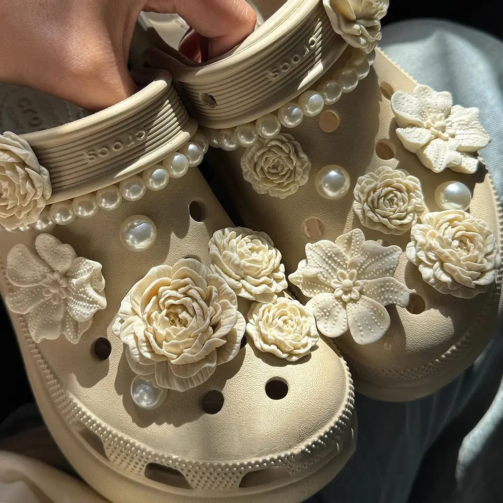acessorios-decorativos-para-calcados-fivela-de-sapato-estilo-pequena-flor-branca-osso-com-toque-de-luxo-e-detalhes-vazados