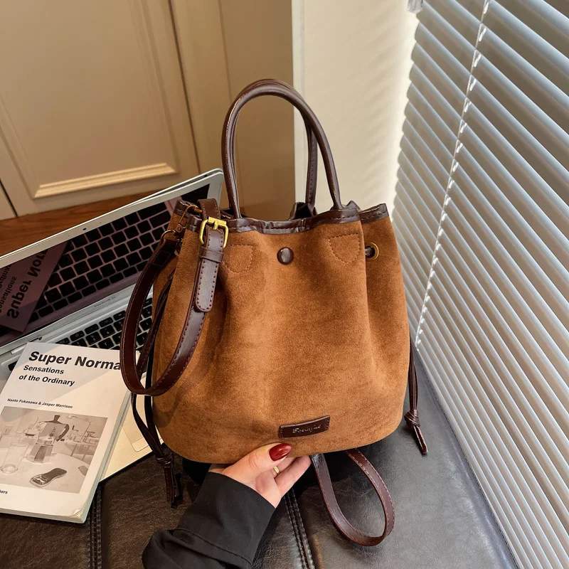 

Новинка 2024 года, женская сумка-мешок с верхней ручкой, шикарная сумка через плечо для повседневного использования, минималистичный кошелек через плечо, универсальный и элегантный ​