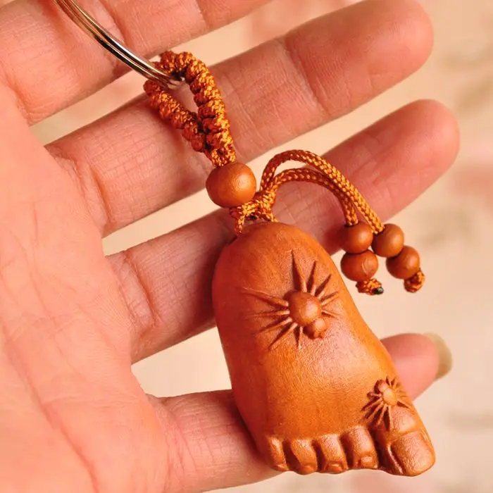 Mahogany three-dimensional carving, small feet, contentment, creativity, personalized keychain, wooden trinkets, car keys