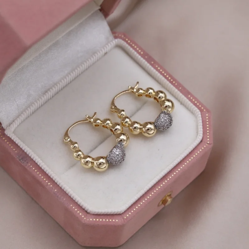 Pendientes simples de metal con bola de circón chapada en dos colores, joyería de moda de nuevo diseño coreano, accesorios elegantes para el trabajo diario para mujer