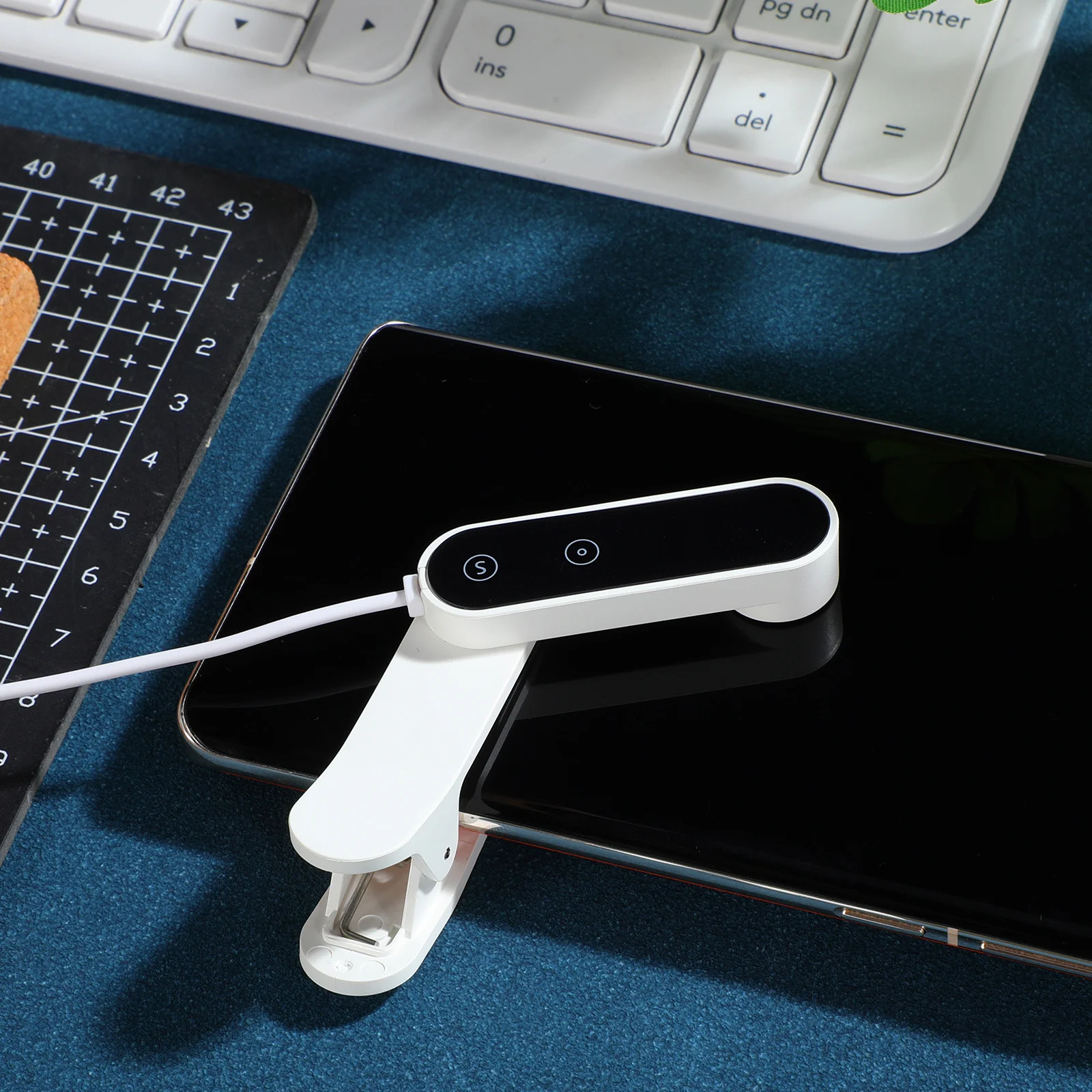 Dispositivo de pantalla Clicker de plástico alimentado por USB para teléfono Tecnología de dedo simulado de respuesta rápida para transmisión y