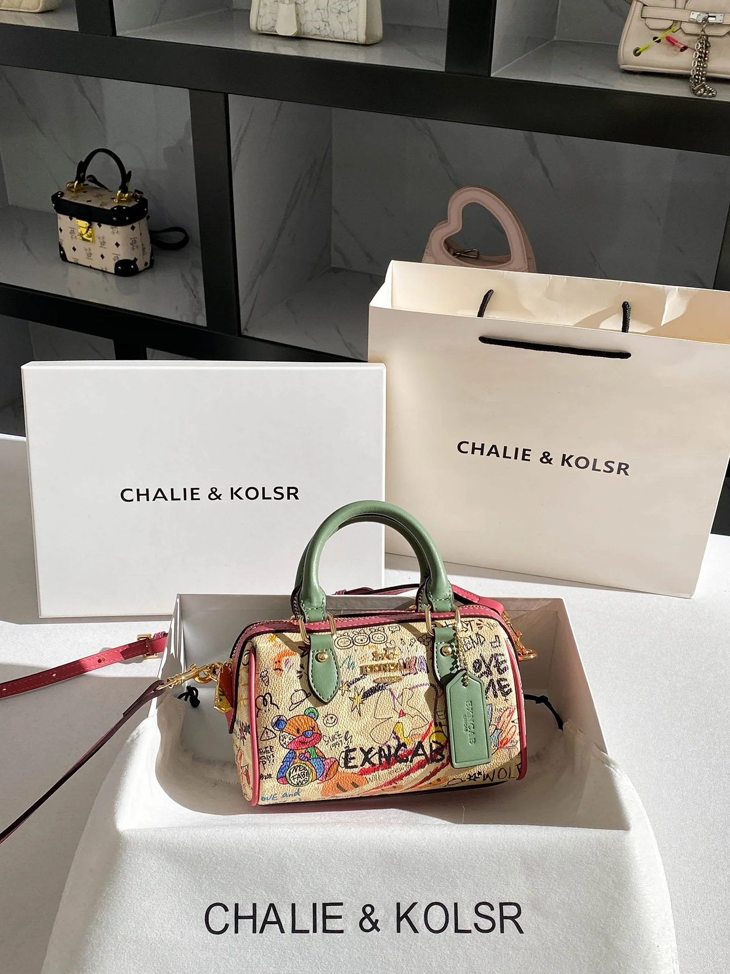 borsa-boston-chaliekolsr-da-donna-nuova-collezione-primavera-2026-borsa-a-tracolla-con-graffiti-e-cartoni-animati-in-pelle-alla-moda-e-resistente-in-poliestere