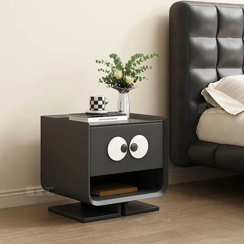 طاولة ليلية لطيفة على الطراز الشمالي بسيطة من الخشب الأسود لتوفير المساحة المتنقلة