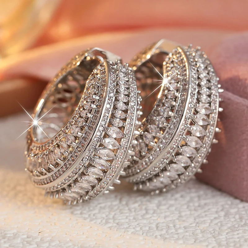 Luxuriöse Damen-Creolen mit synthetischem Zirkon-Inlay, wunderschöner, funkelnder Stil, Ohrringe für Partys und Abendessen, eleganter Schmuck – Detail 3