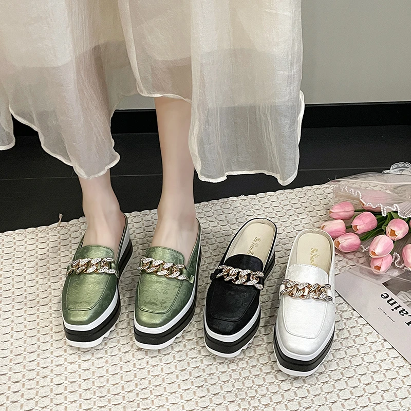 Fashion Cover Toe Chain Decoration Womens Half Slippers Outdoor Slides Med Heeled Mules Shoe 2024 Luxury wedge slippers