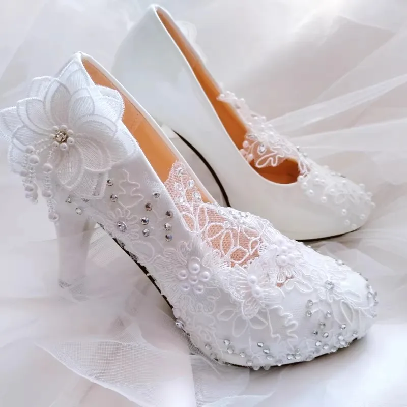 

Весенние новые свадебные туфли на высоком каблуке с белым кружевом, жемчугом и стразами, для торжеств и банкетов, большие размеры, женские