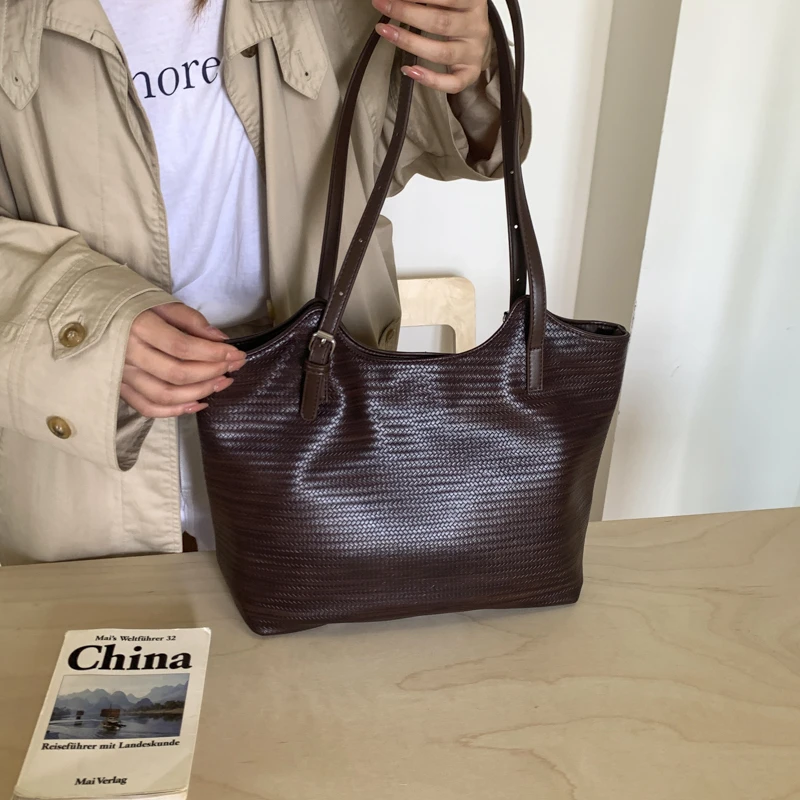 حقيبة يد نسائية أنيقة من الجلد، حقيبة يد كروس بتصميم عصري، حقيبة كتف فاخرة، مظهر كلاسيكي أنيق