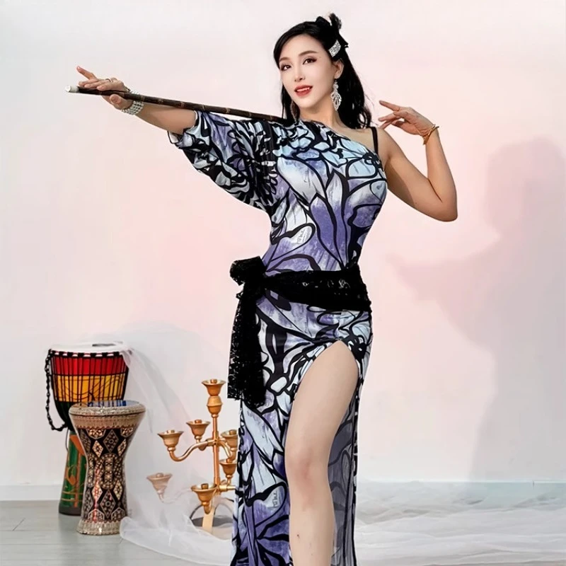 أزياء الرقص الشرقي المخصصة لممارسة الزي بأكمام واحدة مطبوعة باللونين الأزرق والأرجواني، رداء شعبي مثير وفضفاض