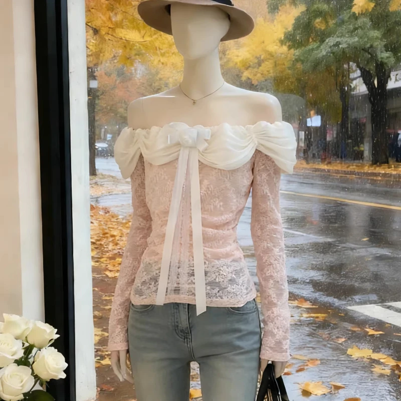 Frans ontwerp sexy off-shoulder kant-splicing damestop 2026 lente herfst nieuw strik afslankend jeugdig zacht T-shirt dames