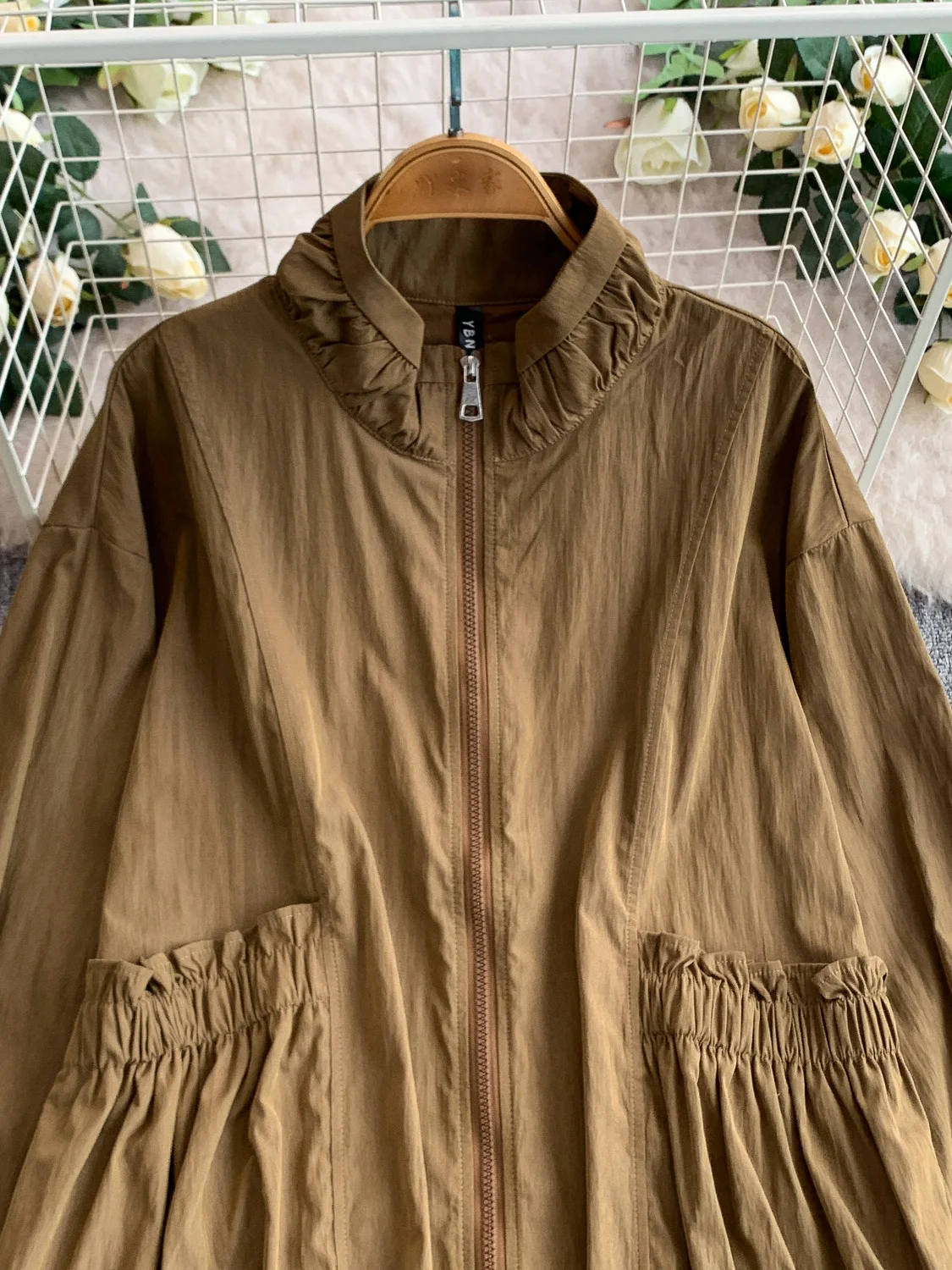 Damska kurtka wiatrówka plus size w stylu vintage, khaki, plisowana, ze stójką, luźna, wyszczuplająca, długa, jesień, moda.