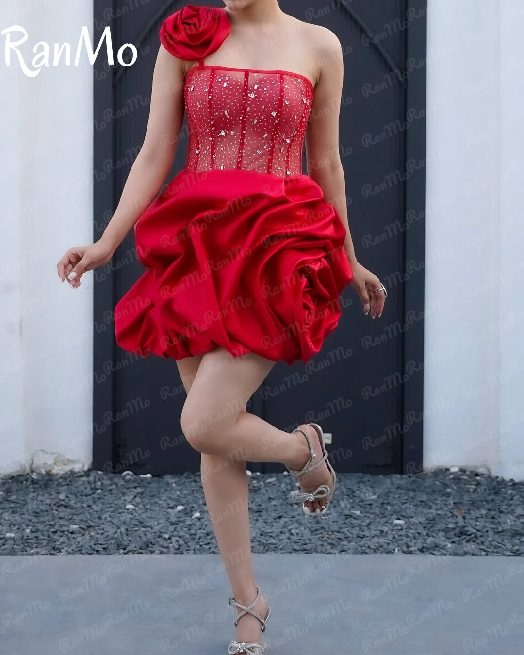 Ranmo personalizado sin tirantes rojo con cuentas vestido de fiesta corto plisado flores 3D con cordones sin mangas elegante plisado 2025 vestido de cóctel