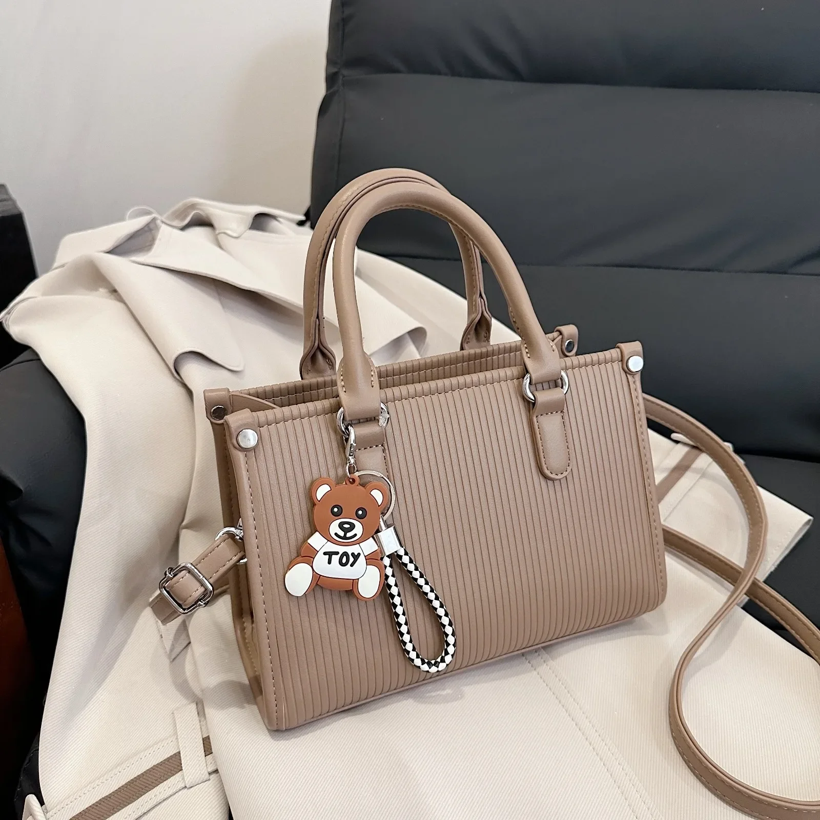 

2025Large Capacity Teddy Bear Shoulder Bag - Cute Plush Design, Crossbody/Handheld, Fashion Essential