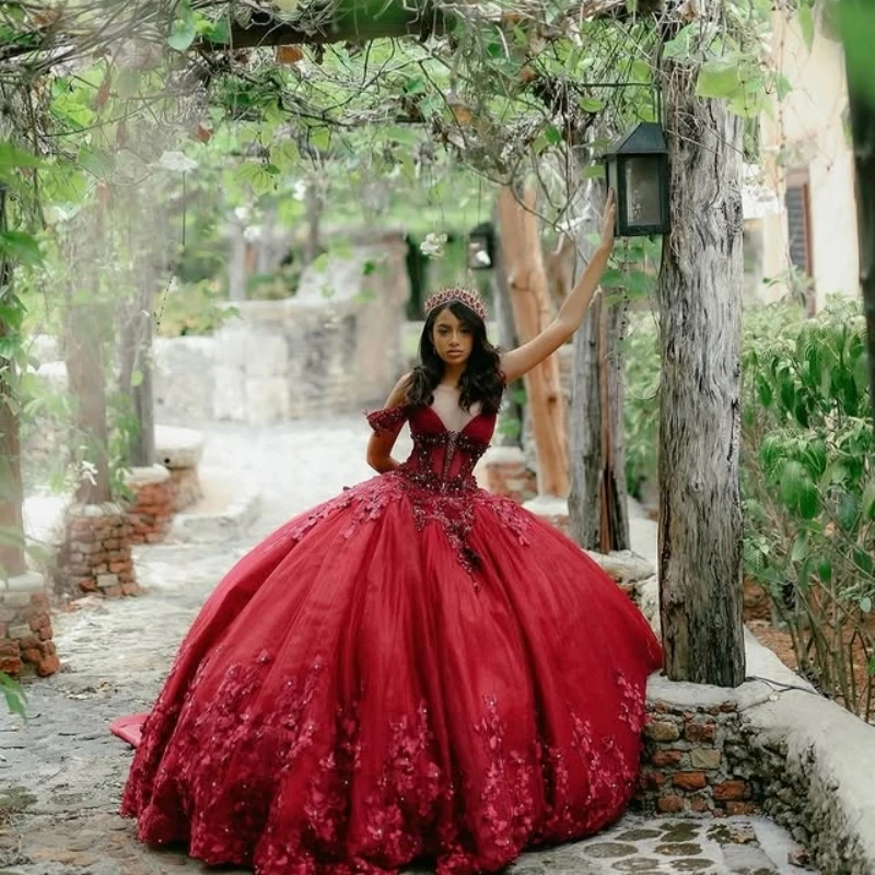 

Красное платье Quinceanera по индивидуальному заказу с открытыми плечами и кристаллической аппликацией, кружево с 3D цветком и длинным хвостом, Vestido 15, Quinceanera