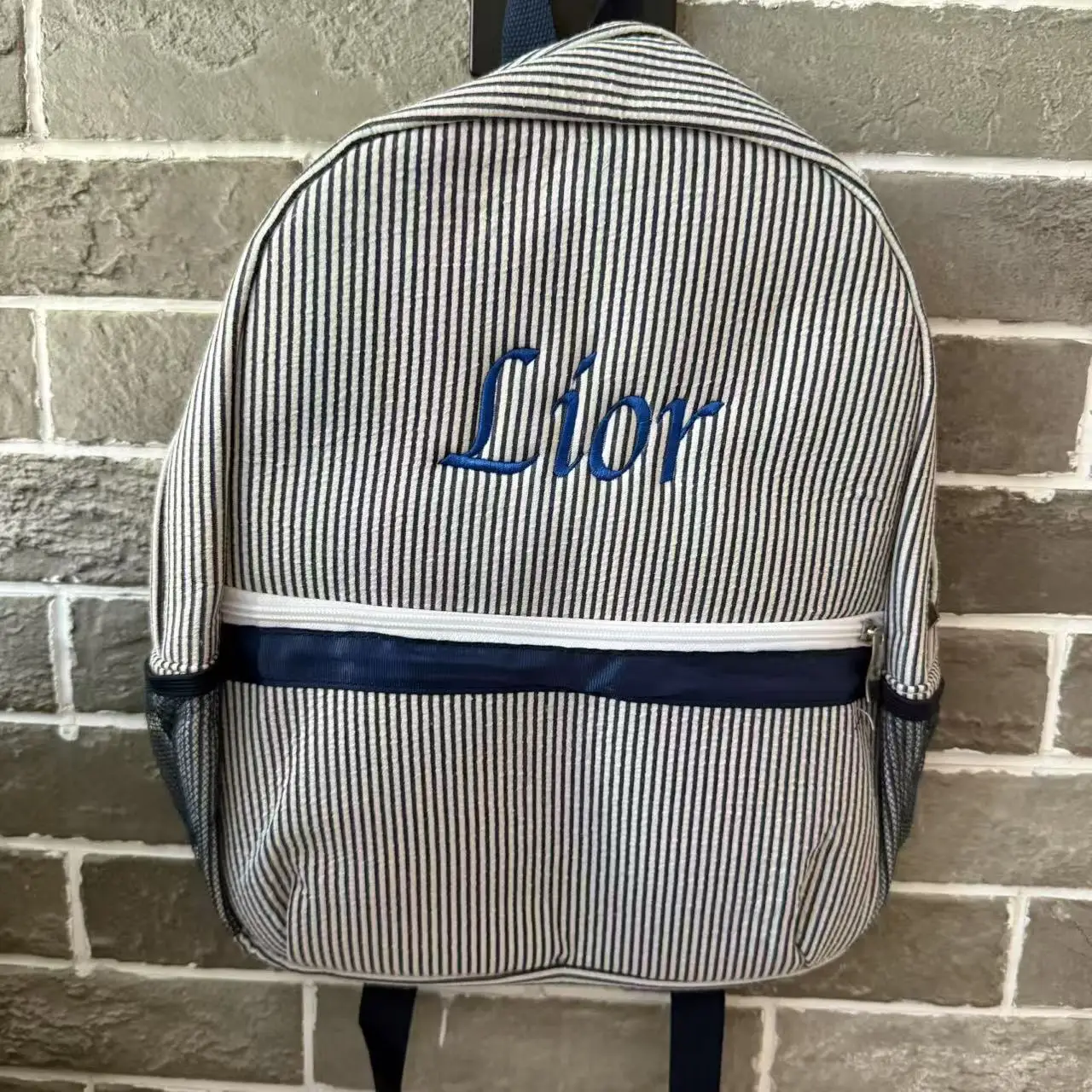 Sac à dos Seersucker monogrammé avec nom personnalisé, couleur bonbon brodée avec n'importe quel nom, sac de livre Seersucker, sacs cadeaux uniques pour enfants