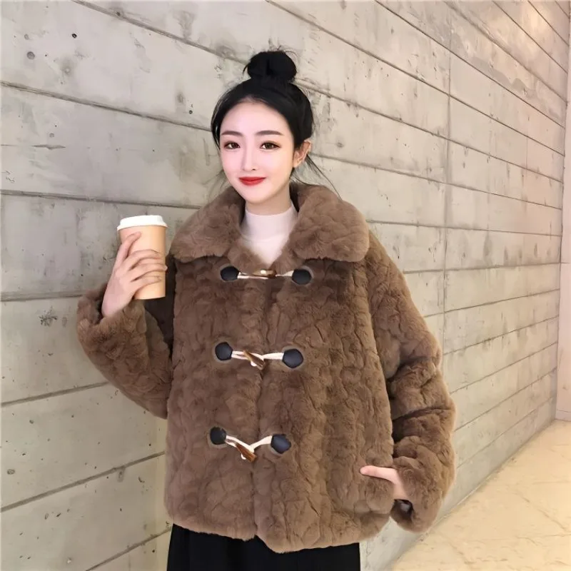 

2024 New Warm Lamb Wool Jacket Female Short Overcoat Autumn Winter Korean Imitation Brush Flower Thick Horn Buckle Plush Coat