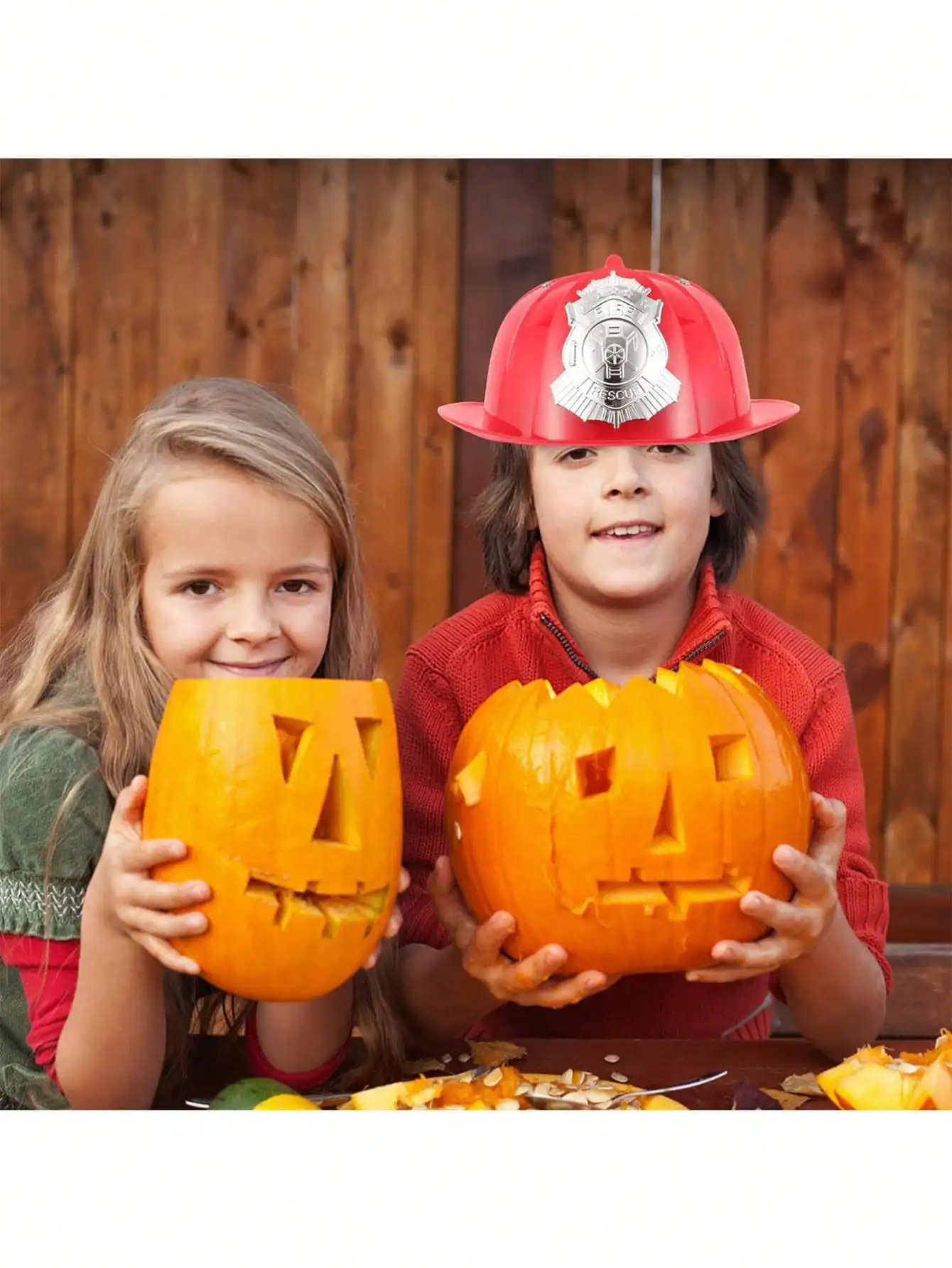 Ceci est un jouet portant un casque de sécurité et un chapeau de pompier, prétendant de jouer au rôle d'un capitaine de pompiers