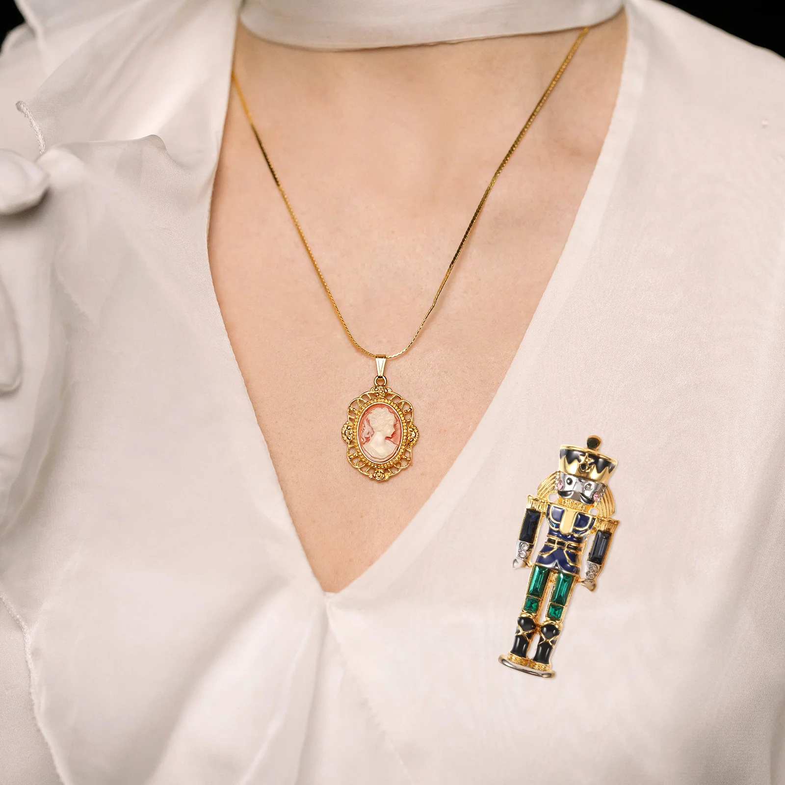 

Metal Nutcracker Soldier Brooch Pin Elegant Decorative Pin for Clothing Backpack Collar Festive Seasonal Accessory