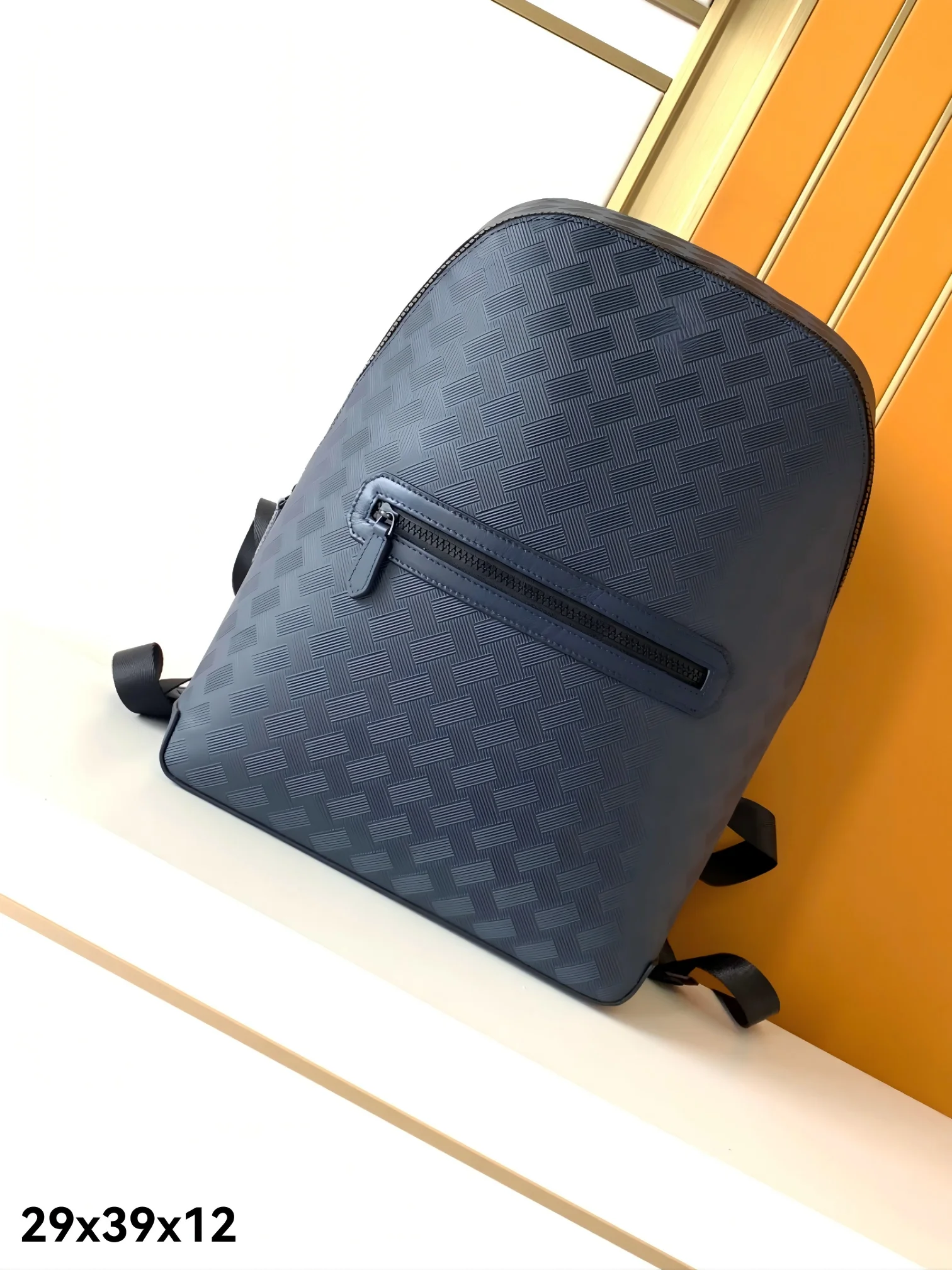 

Мужской классический рюкзак ручной работы из натуральной кожи высшего качества с фурнитурой премиум-класса и тканевой подкладкой