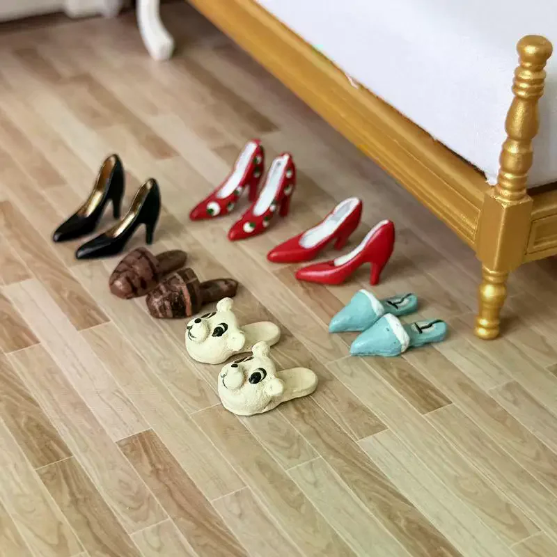 Pantoufles miniatures pour maison de poupée, 1 paire, échelle 1/12, modèle à talons hauts pour maison de poupée, décor de poupées, jouets de jeu pour enfants, cadeau