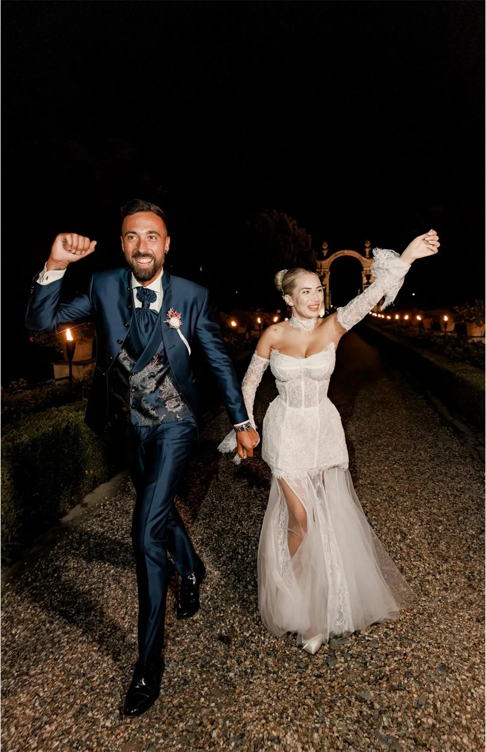 طوكيو مخصص الأبيض قبالة الكتف فساتين الزفاف انفصال الأكمام الدانتيل ثوب الزفاف أنيقة الكاحل طول ثوب الزفاف