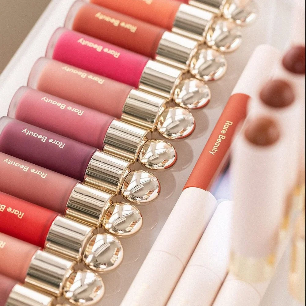 أحمر خدود سائل نادر بيوتي، أحمر خدود مضيء، أحمر خدود نطاط، أحمر خدود ذوبان ضعيف، يدوم طويلاً، مقاوم للتلطخ