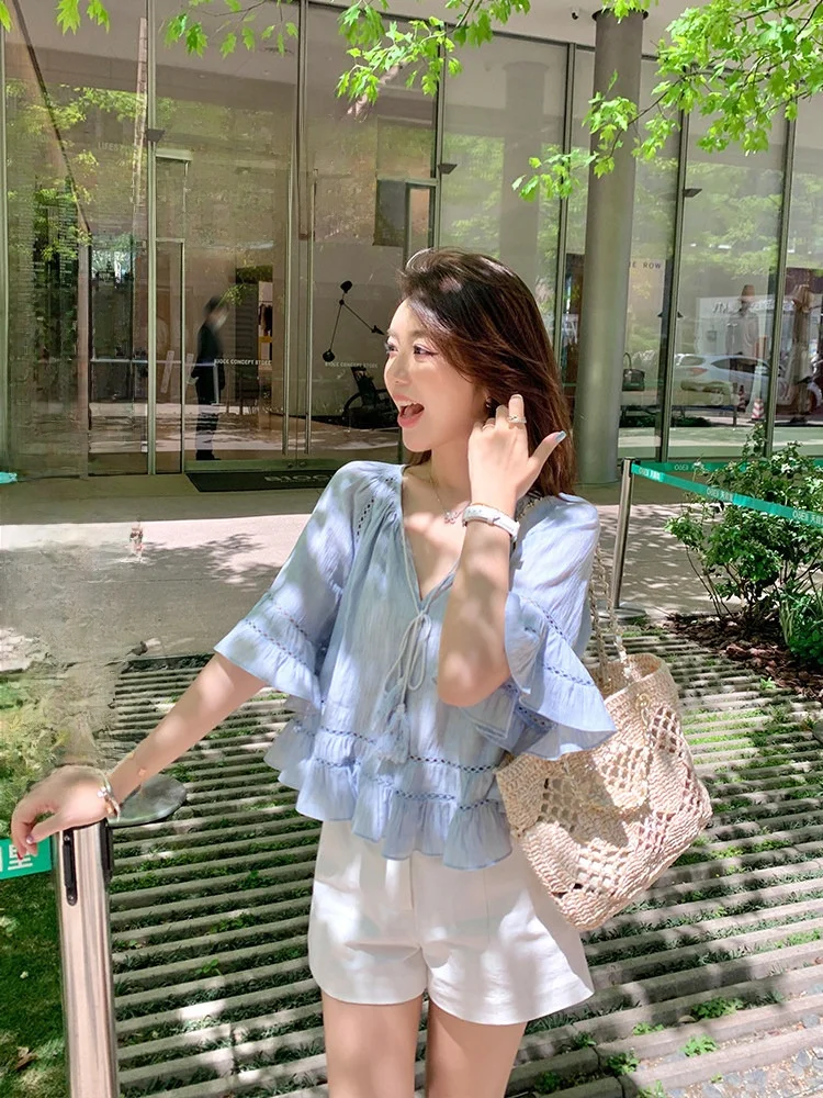 

Женская блузка с вышивкой в виде цветов лилии, V-образным вырезом, ажурными элементами, белыми рукавами-колокол и оборками по низу, кружевная, для офиса