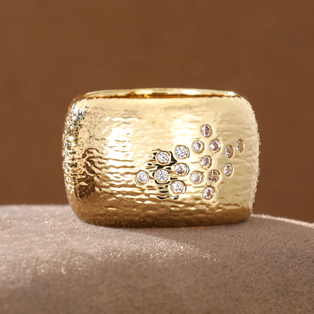 A minimalist micro-set star-shaped artificial gemstone copper jewelry ring for women, suitable for daily casual wear.