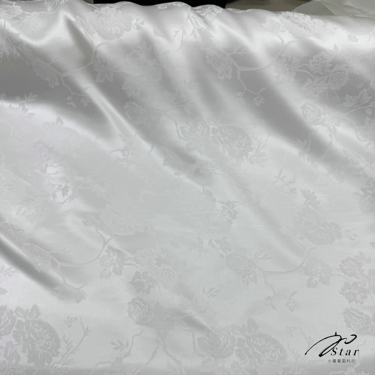 Chinese style heavyweight 23m white peony jacquard lily silk satin fabric silk satin half skirt cheongsam fabric