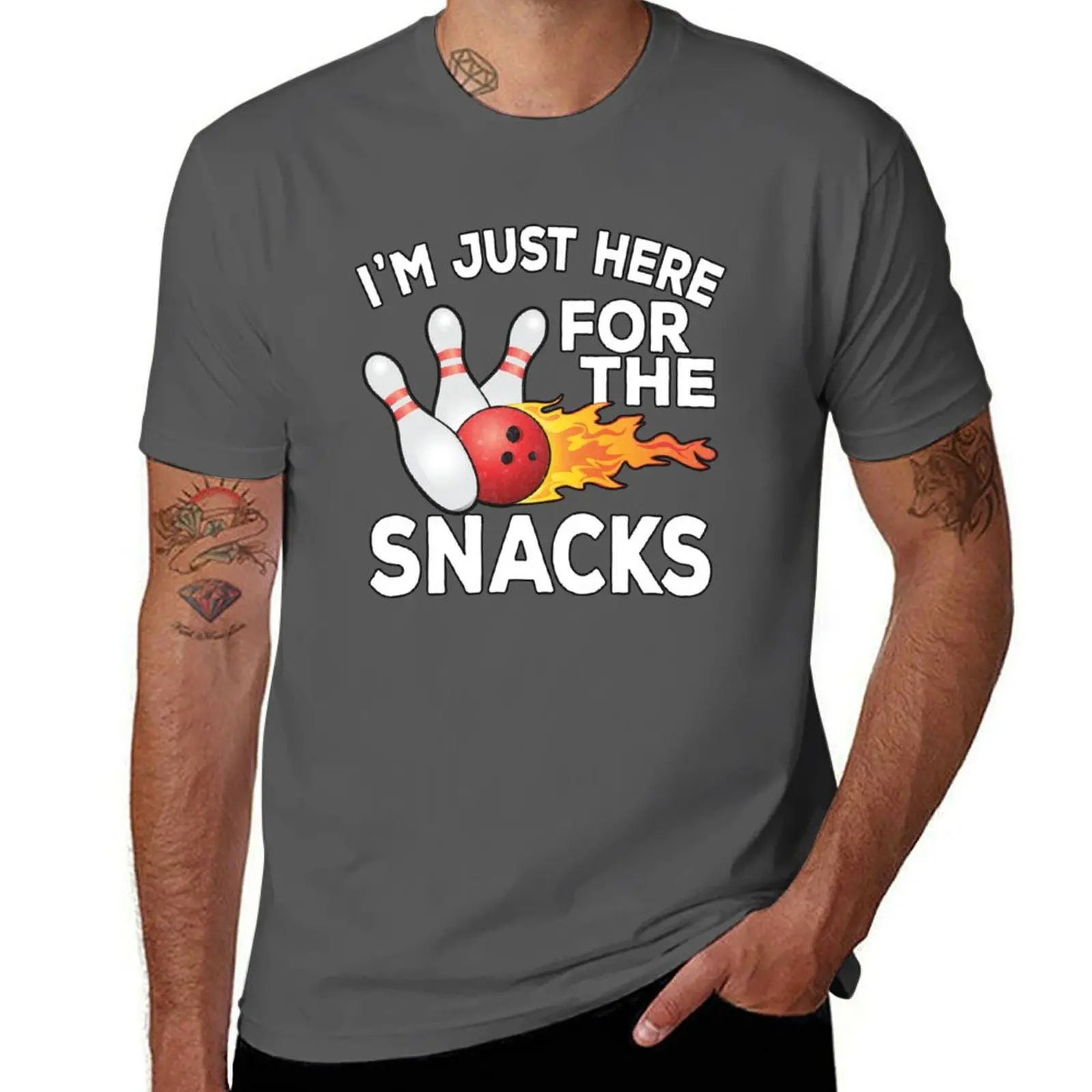 Camiseta del Día Nacional del Bolos con la frase 'I'm Just Here For The Snacks', cómoda para uso diario