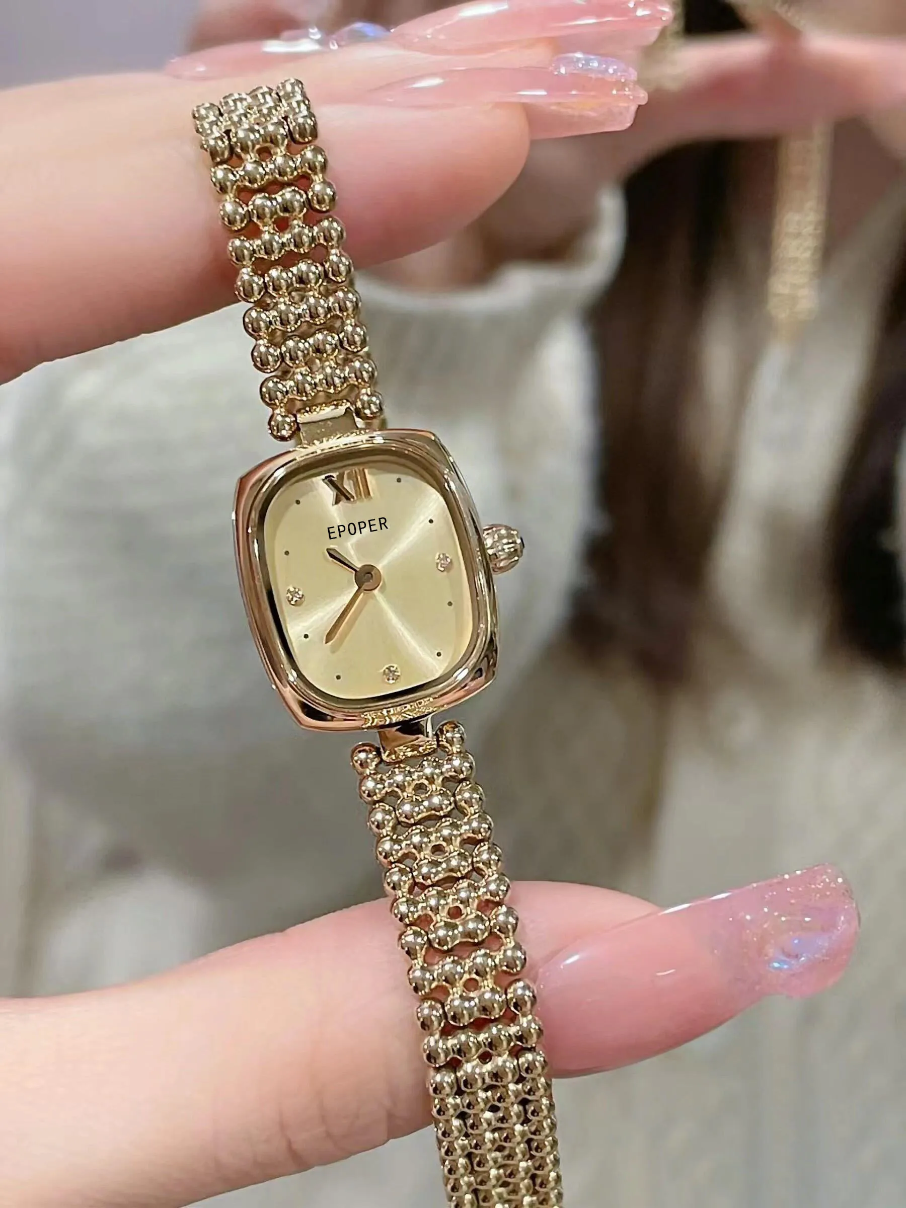 

Retro small gold watch light luxury art women waterproof and drop-resistant watch temperament simple strap watch 2023