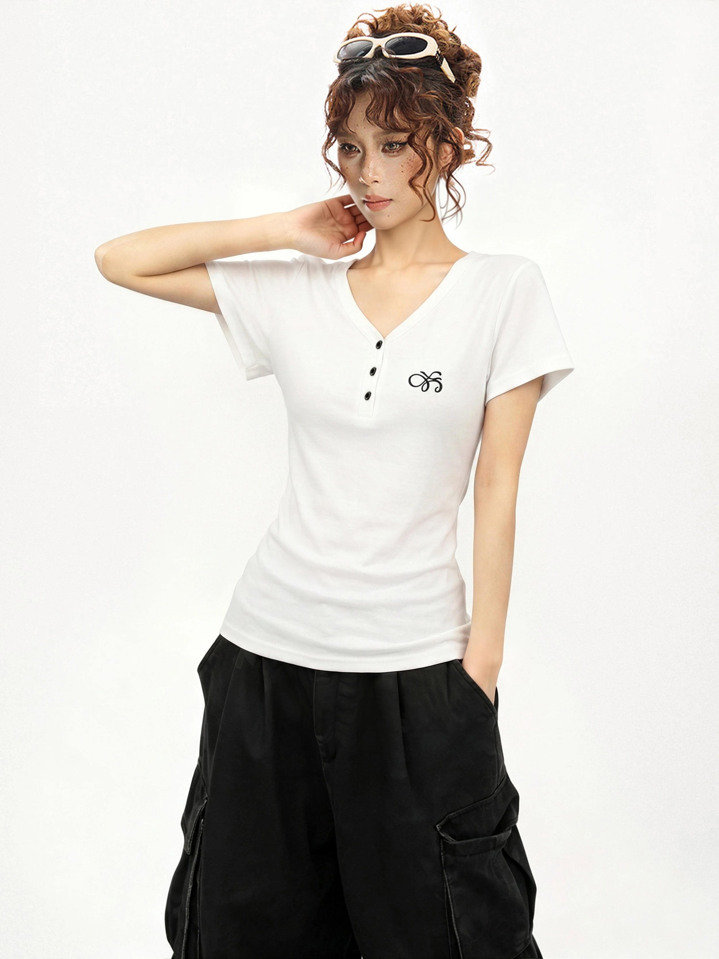 White V-Neck Short Sleeve Slim Fit T-Shirt Women's Summer Fashion Design Korean Style Commute Casual Top Shoulder Width