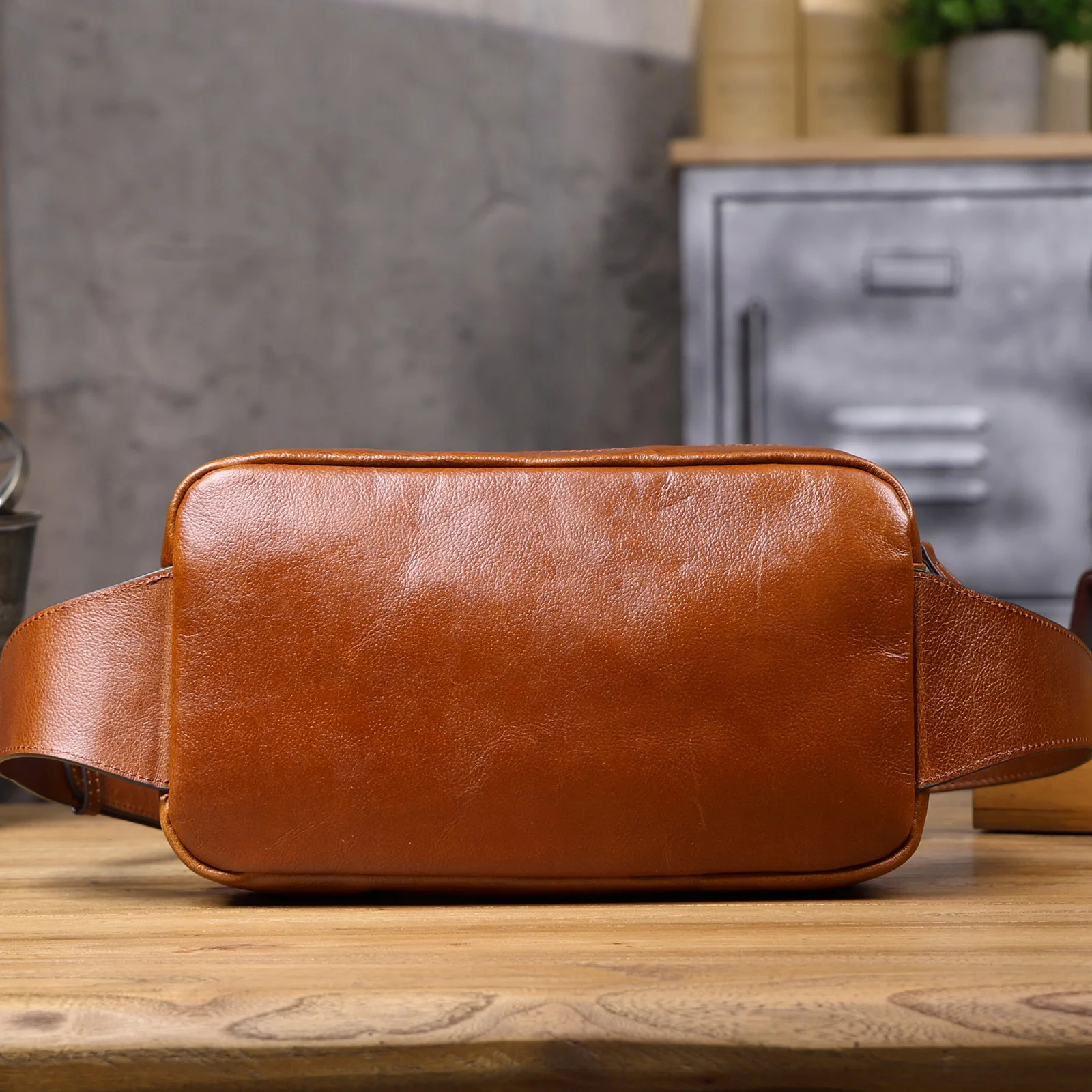 Vintage-Hüfttasche aus hochwertigem Rindsleder, lässige Schultertasche für Herren, multifunktionale Motorrad-Brusttasche aus echtem Leder – Detail 7