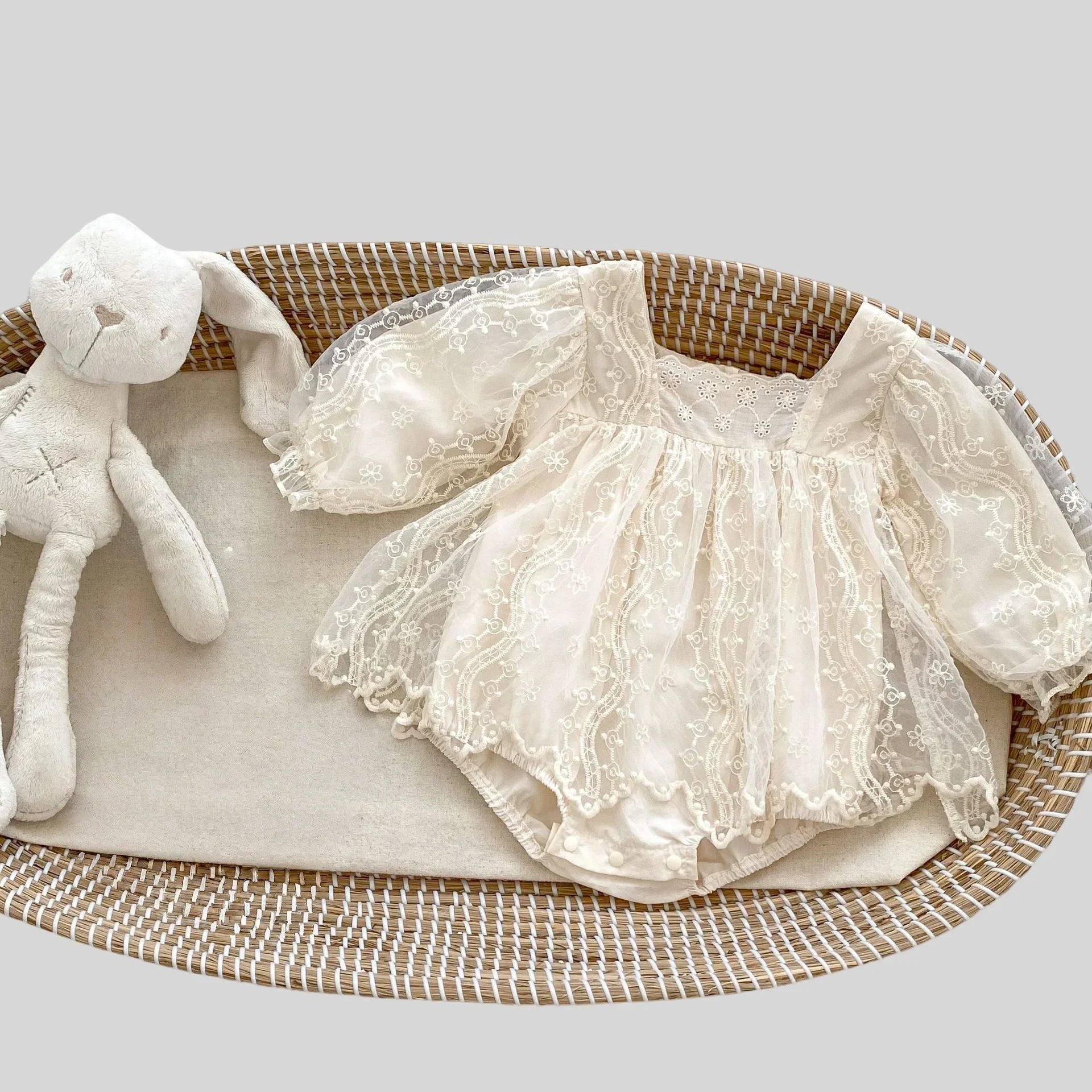 

2025 весна осень От 0 до 2 лет сетчатый кружевной комбинезон принцессы для маленьких девочек с длинными рукавами на хлопковой подкладке с цветочным кружевом и пышными рукавами, боди, комбинезон