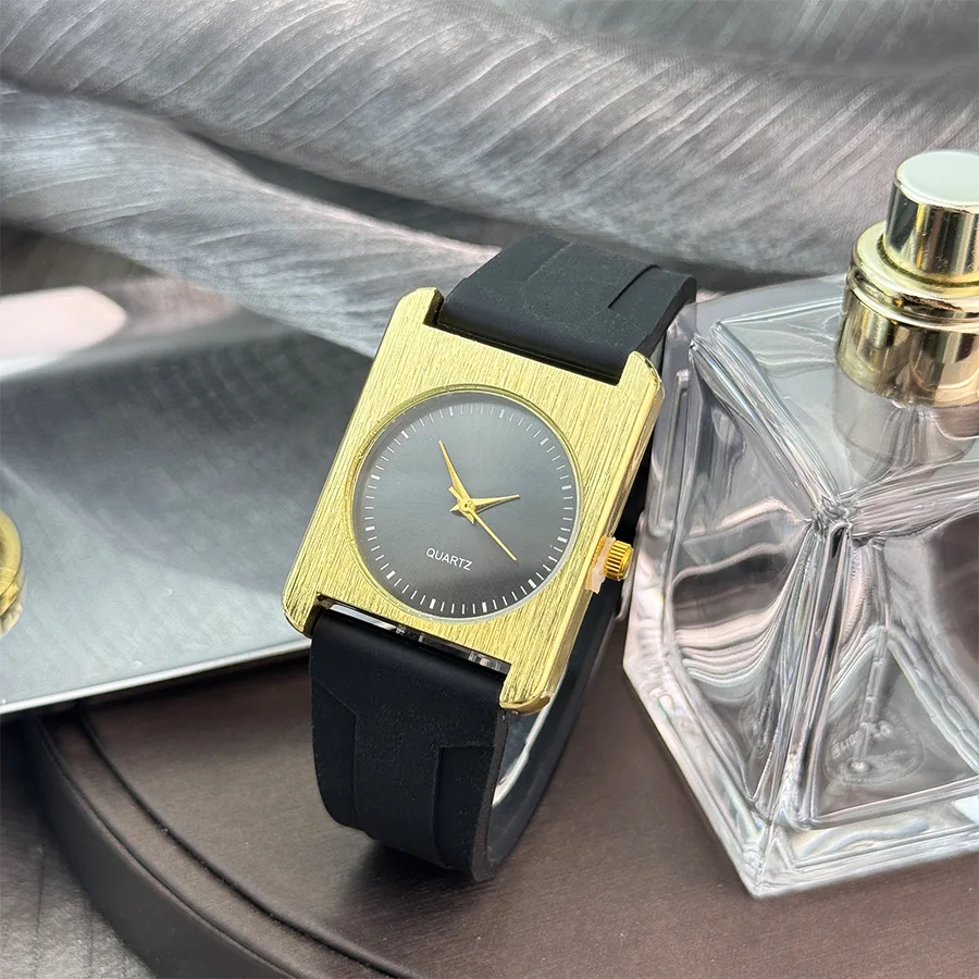 ساعات يد مربعة الشكل كبيرة الحجم للنساء بحزام سيليكون بسيط كوارتز ساعة يد للسيدات هدية Reloj Mujer Elegante