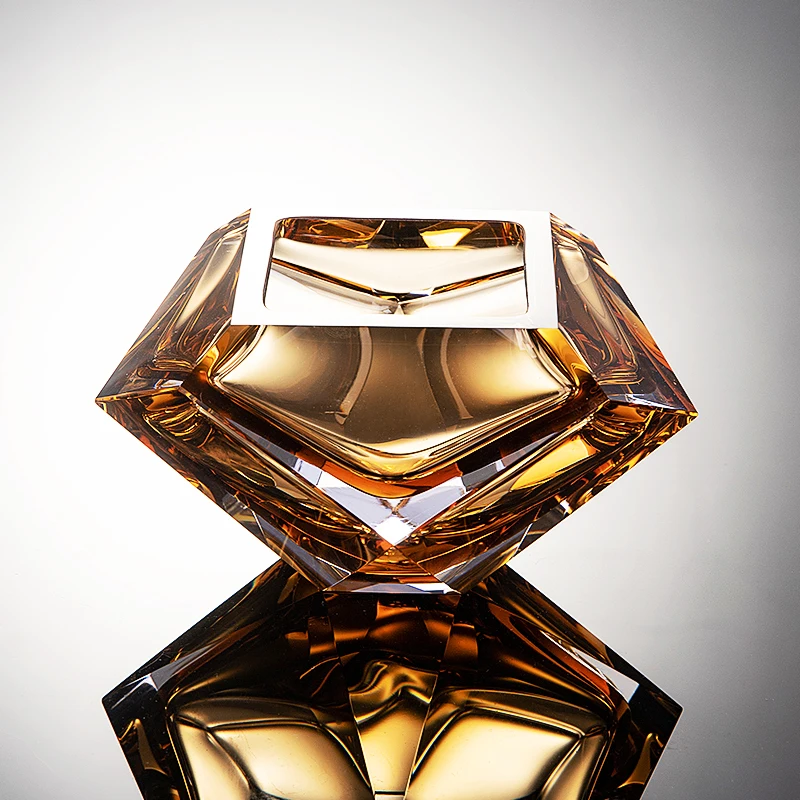 

Stylish and exquisite diamond-shaped crystal glass ashtray, personalized and creative home office, high-end club ashtray