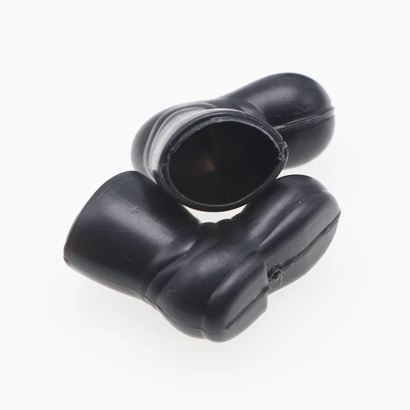 2Pairs دمية مصغرة قزم أحذية المطر البلاستيك الصغير الأسود عيد الميلاد الأحذية بيت الدمية مصغرة المشهد الدعائم إكسسوارات دمي