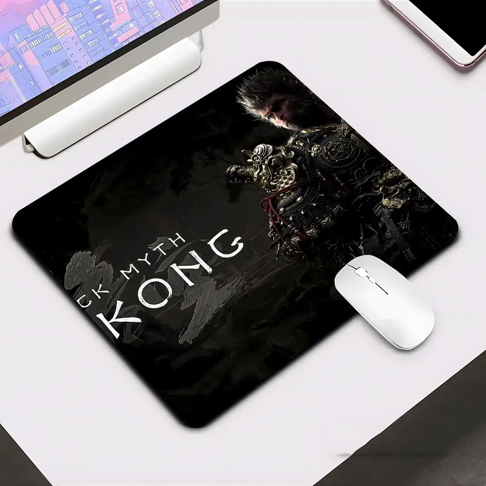 

Черный коврик для мыши Myth Wukong, коврик для мыши, игровой коврик для киберспорта, универсальный настольный ноутбук, простой офисный резиновый маленький нескользящий коврик 500x500