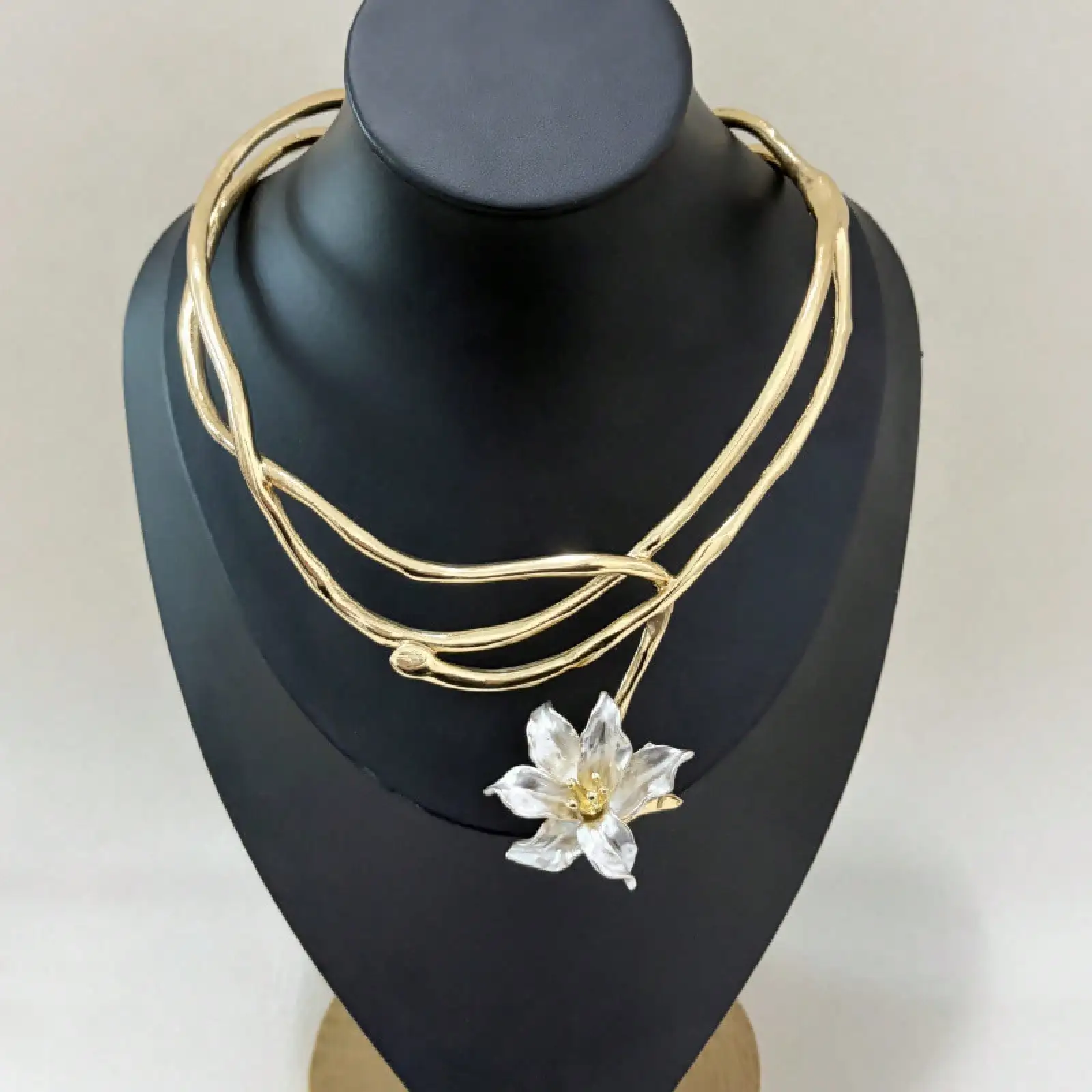 

1PC Unique Designer Multi-Layered Twisted Line Enamel Flower Necklace For Women With A Distinctive Style
