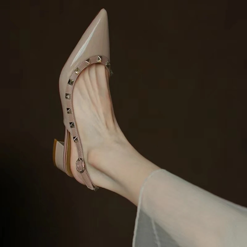 2026 Hochwertige spitze Damen-High-Heels: Neue Retro-Sandalen aus Lackleder mit Nieten – Bequeme Büro-Sandalen mit offenem Absatz – Detail 8
