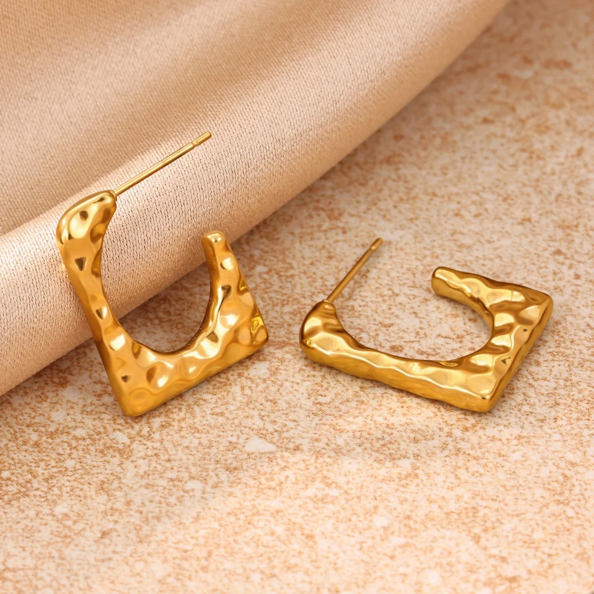 Vintage Goldfarbene Edelstahl-Creolen, gehämmerte geometrische quadratische plissierte klobige Croissant-Ohrringe, Damenschmuck – Detail 1