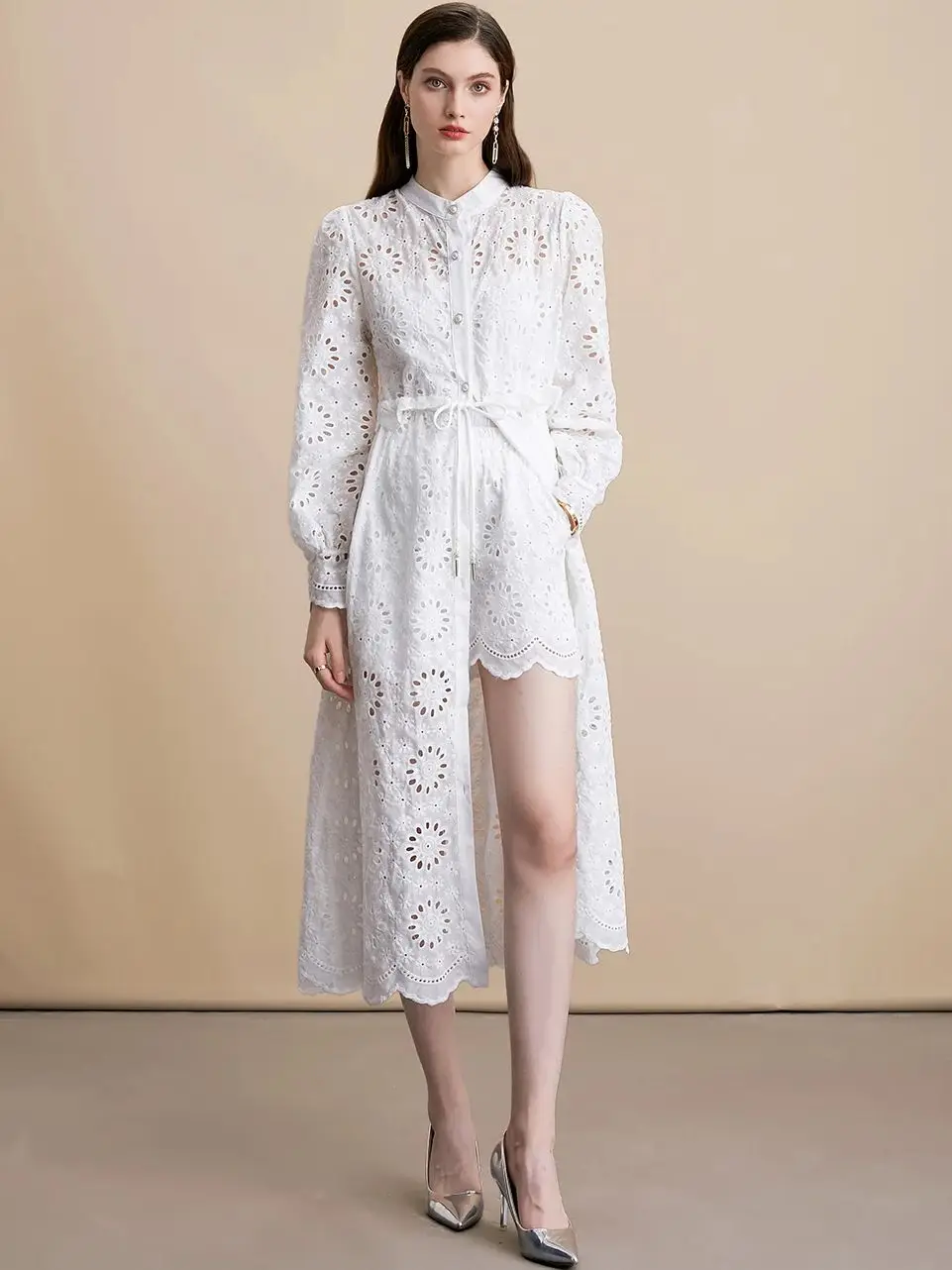 

Богемное отпускное платье с белой цветочной вышивкой, комплект из двух предметов, женский длинный плащ и шорты с эластичной резинкой на талии, наряды