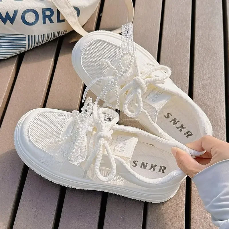 

Новое поступление лета 202, женские белые кроссовки с жемчужной полой сеткой, дышащая универсальная повседневная спортивная обувь для кампуса на толстой подошве