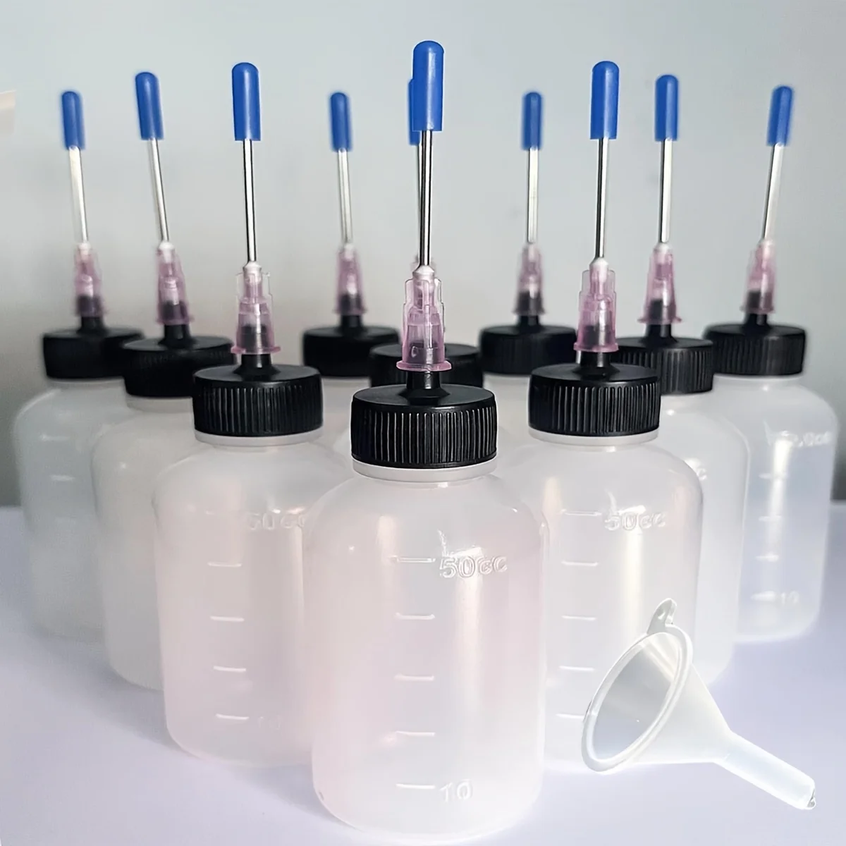 21 قطعة من زجاجات الاستغناء عن المختبر القابلة لإعادة الاستخدام مع أغطية زرقاء، مناسبة لنقل السوائل الدقيق والعمليات اليدوية وما إلى ذلك.