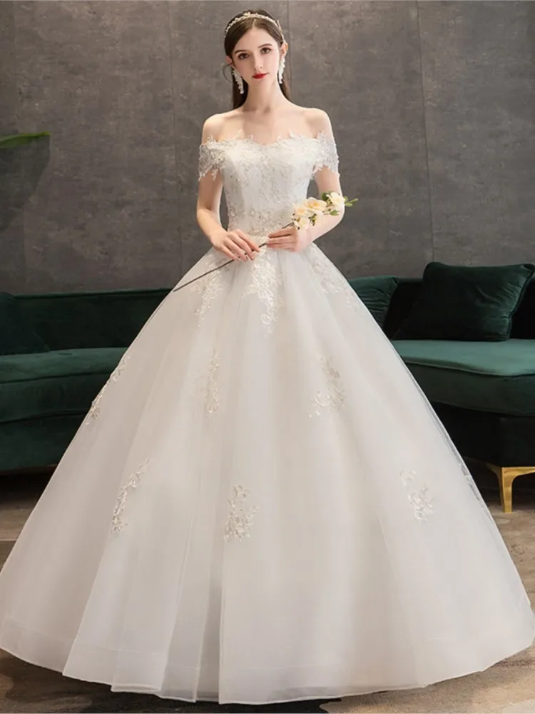 

This is a new style of light chiffon one-shoulder dress with delicate