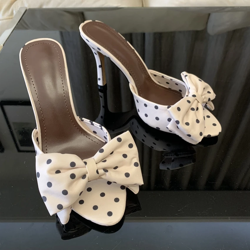 Sandali con tacco a spillo da donna in raso a pois con fiocco decorativo, ciabatte estive eleganti con punta aperta
