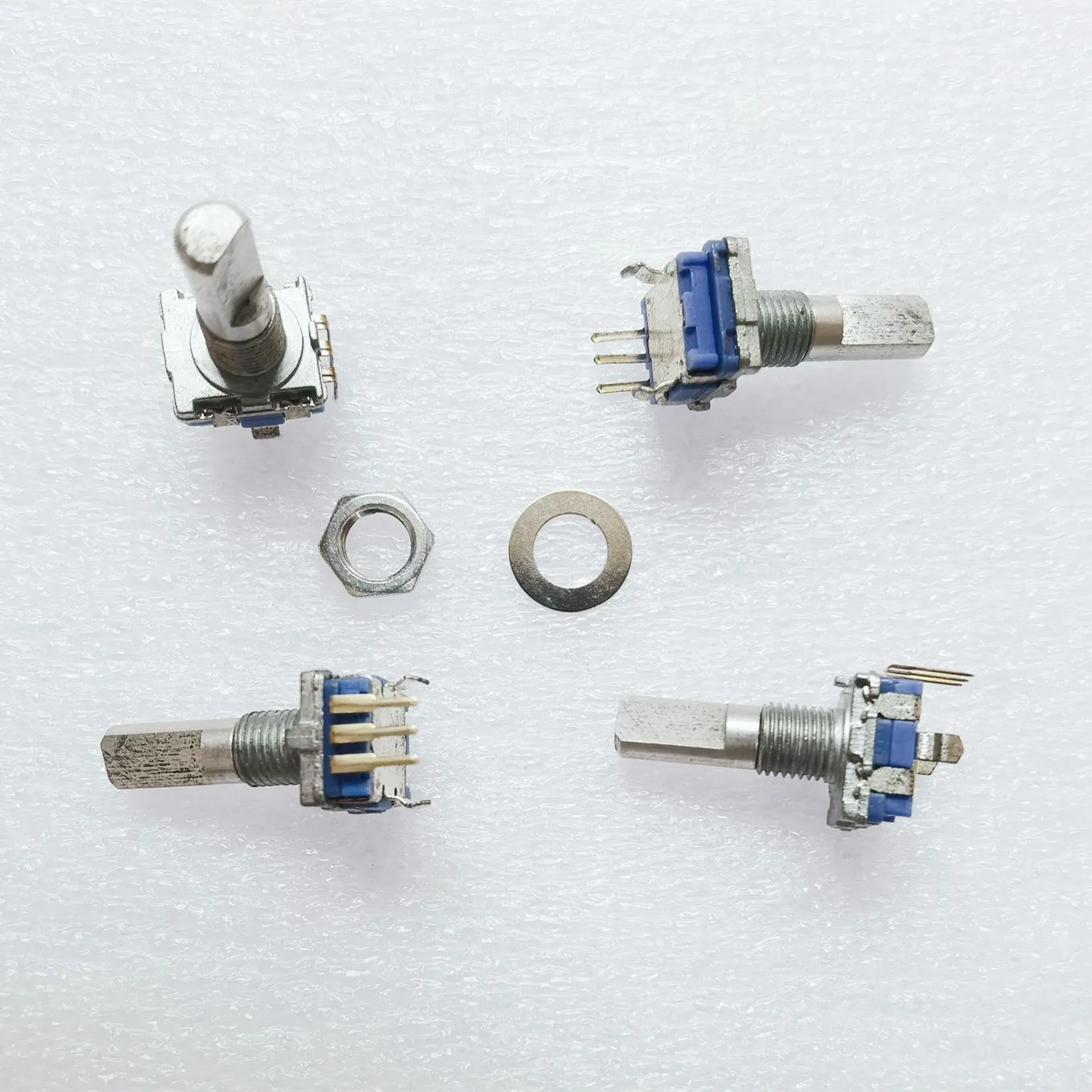 

Оригинальный новый 100% бесконечный поворотный энкодер EC11 без переключателя, 30-позиционирование, длина вала 15 импульсов 20 мм