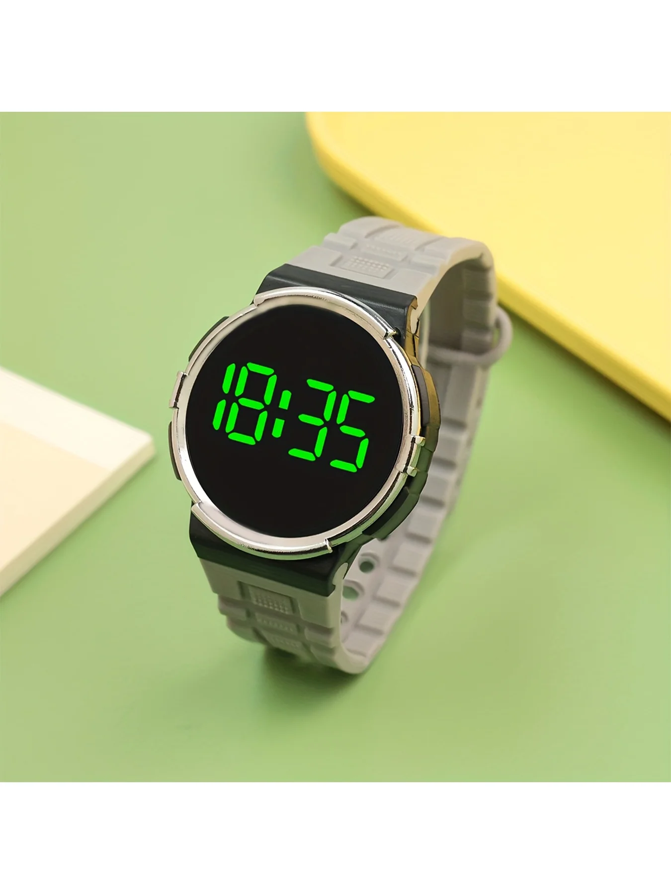 

1 шт. Модные новые трендовые простые и стильные квадратные часы, универсальные нишевые часы для пар. Простой дизайн, подходящий для различных целей.