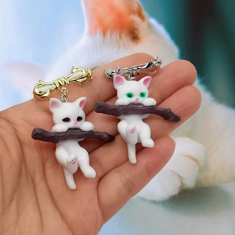 1 Pcs Anime Brooch Pins Kitty Resin Brooches For Backpacks Clothing Jackets Hats Bag Kawaii Cartoon Cat Decoration Gifts