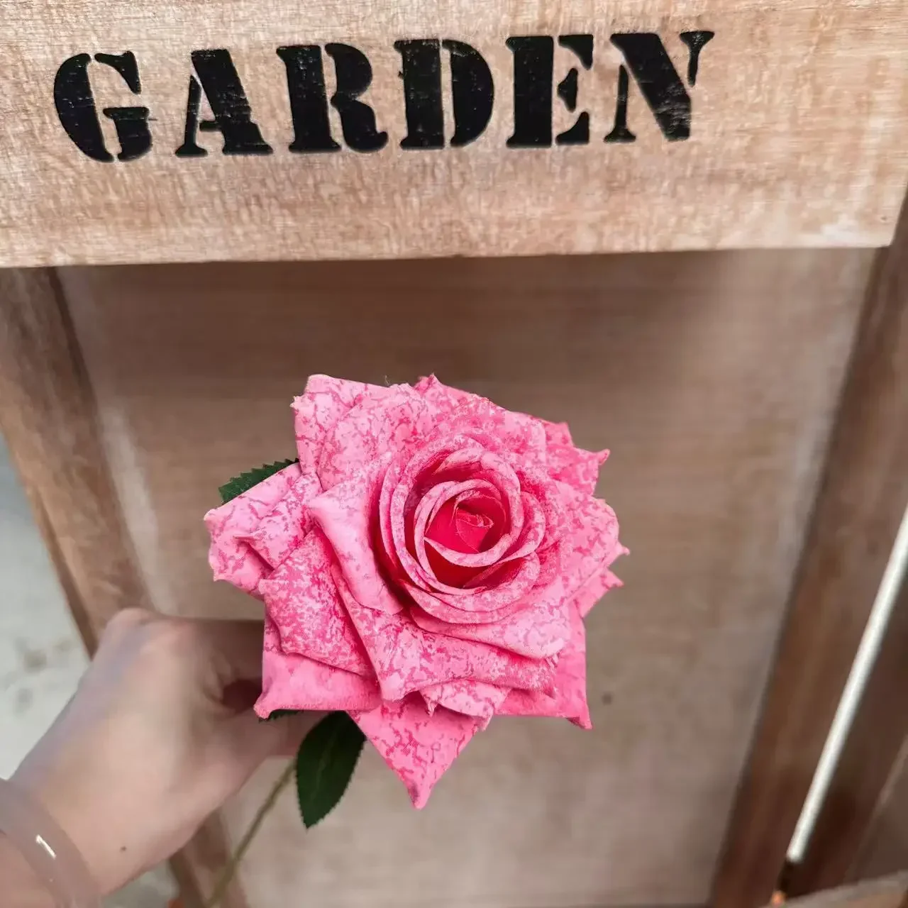 10/20 Stück Kunstblumen, Seidenrosen mit weißem, gewelltem Rand, Gartendekoration, künstliche Blumen, künstlicher Cappuccino-Rosenzweig, Kunstblume – Detail 15